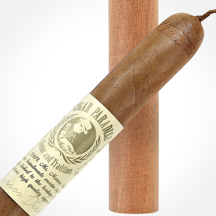 Honor & Tradition Sumatra Cedar Wrapped Laguito 38×7 close-up showing Sumatra wrapper, cigar band, cedar sleeve and distinctive pigtail cap
