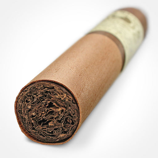 Honor & Tradition Sumatra Cedar Wrapped Lancero 38×6 close-up showing the cigar foot, long filler tobacco and surrounding cedar sleeve